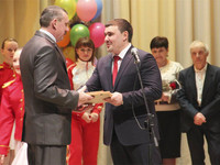 А.Веселов вручает Благодарственные письма руководителям школ