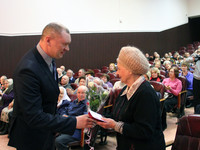 Анатолий Екамасов вручает юбилейные медали.jpg