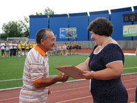 Екатерина Харитонова вручает награду Алекину Ю.М..jpg