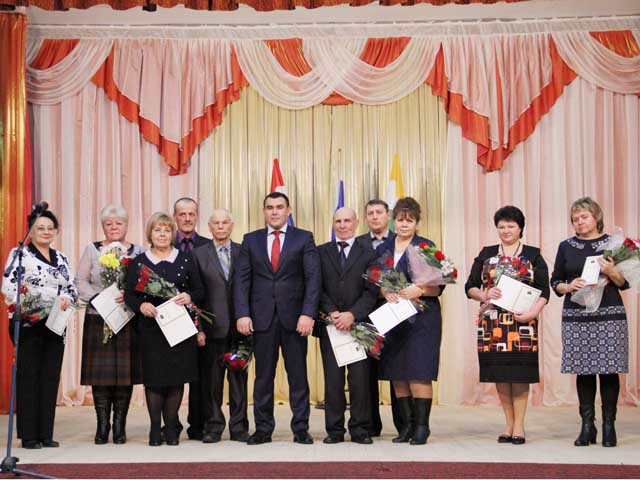 Алексей Веселов и жители района, занесенные на Доску почета