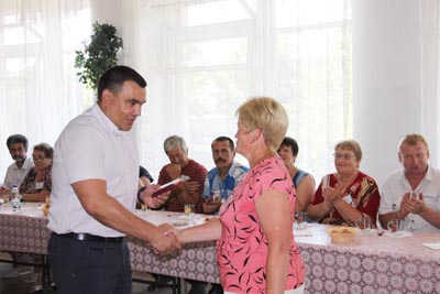 Вручение памятных знаков