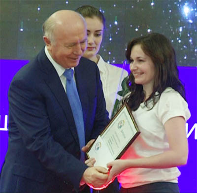 Николай Меркушкин награждает корреспондента Надежду Илларионову