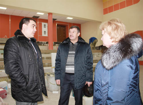 Алексей Веселов знакомится с ходом ремонтных работ в РДК "Дружба"