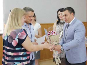 Вручение сертификата на субсидию на строительство жилья