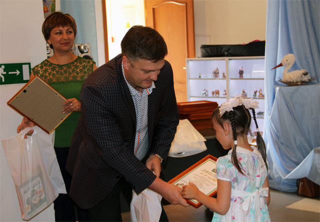 Алексей Чернов награждает победителей