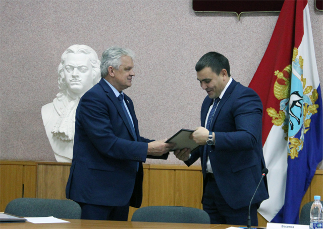 В.А. Казаков вручил Благодарственное письмо А.А. Веселову