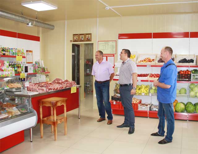 Алексей Веселов посетил магазин фермерской продукции