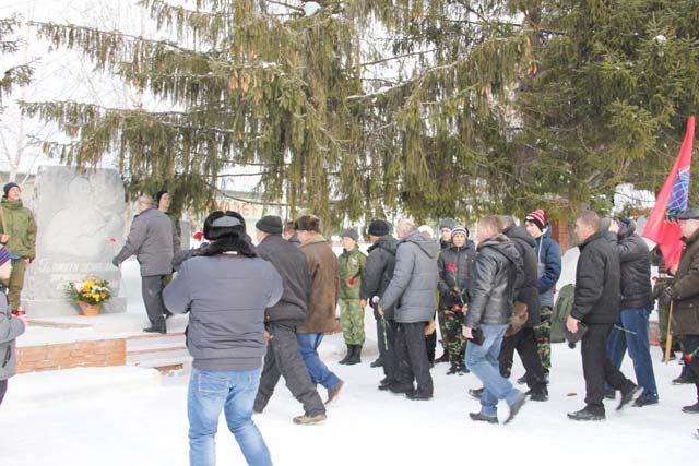 Возложение цветов к памятнику воинам, погибшим в локальных конфликтах