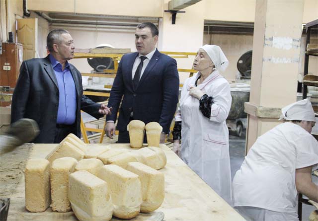 Глава Сергиевского района Алексей Веселов на предприятии ООО "Хлебозавод"