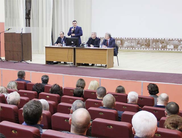Глава района Алексей Веселов на сходе граждан в селе Сергиевск