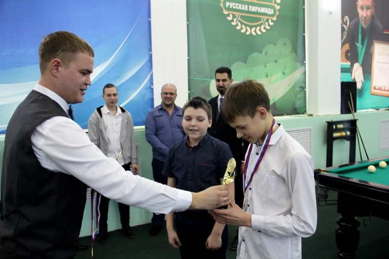 бил