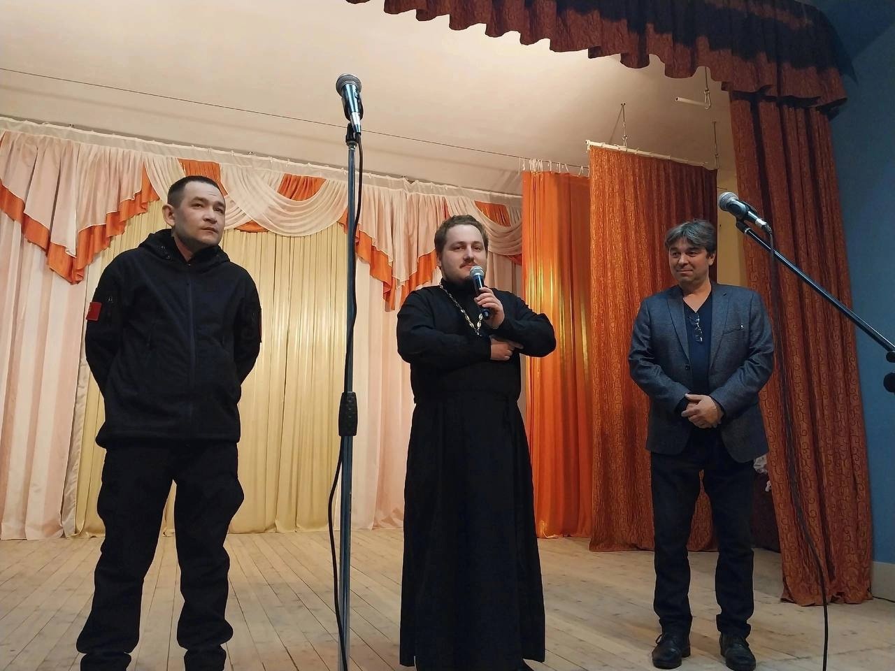 кон