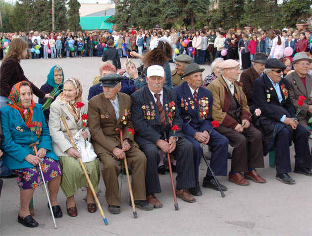 Ветераны на площади Сергиевска в День Победы 2006