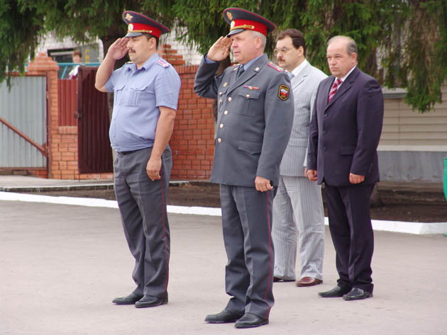 Сотрудники Сергиевского ОВД отправляются к на места несения службы