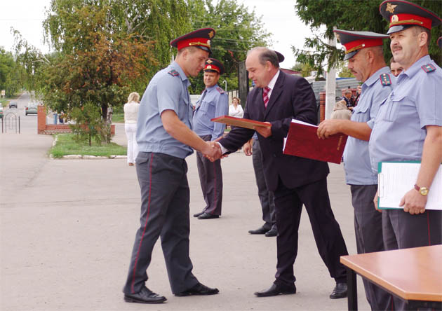  Глава района вручает сотрудникам ОВД Благодарственные письма и премии