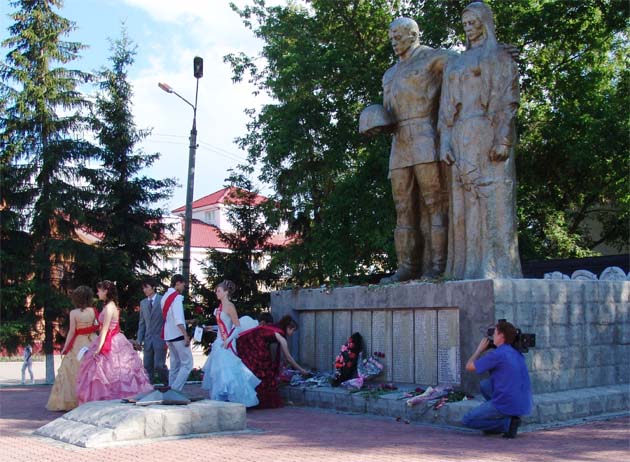 Возложение цветов к монументу Скорбящая мать