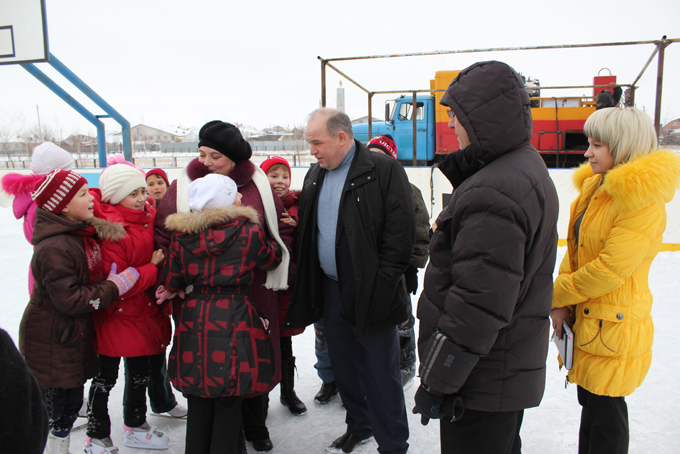 На территории Сургутской школы функционирует каток, где проходят занятия физкультурой