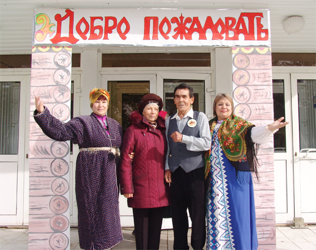Встреча гостей на празднике, посвященном Дню пожилого человека