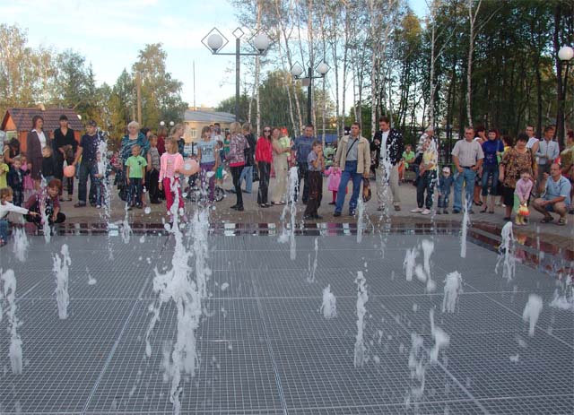 В прке поселка Суходол. У фонтана.