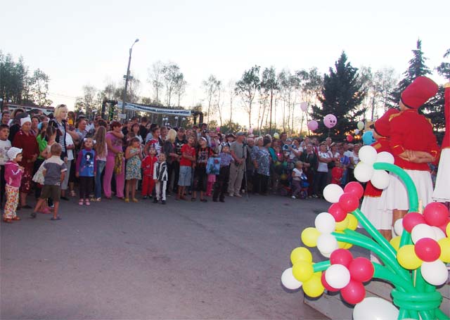 На празднике в поселке Суходол
