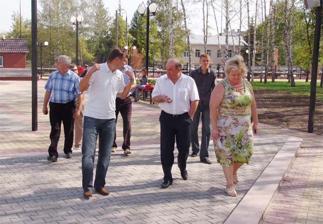 Комиссия осматривает парк в поселке Суходол