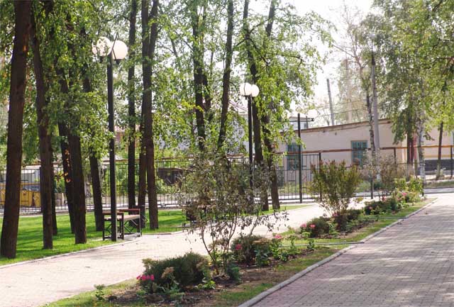 В парке высаживают цветники