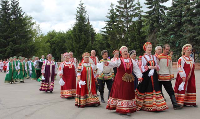Парад участников  праздника "Русская березка"
