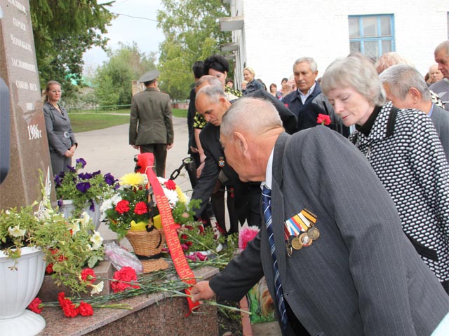 Возложение цветов к памятнику