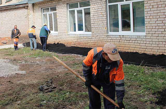 Укладка новой отмостки
