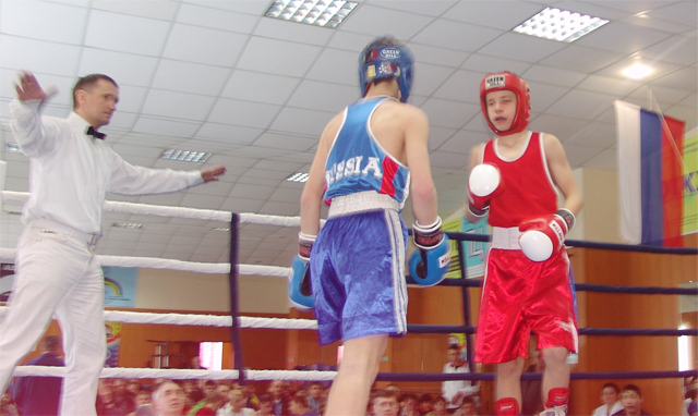 Финальный бой Александра Александрова (в красной форме) и Максима Липатова (в синей форме)