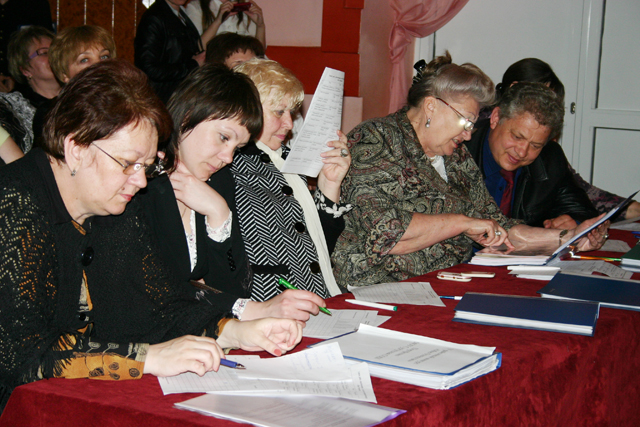 Члены жюри оценивают выступления конкурсантов