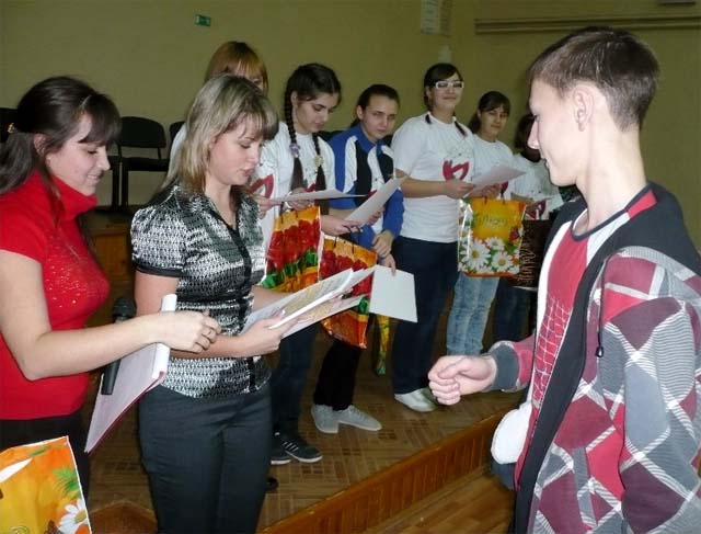 Вручение книжек волонтеров
