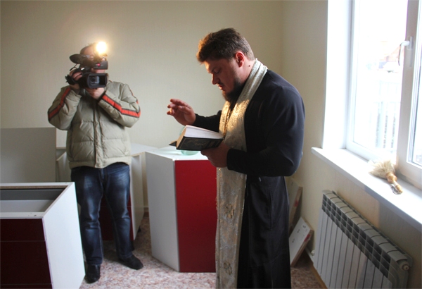Обряд освящения о. Романом