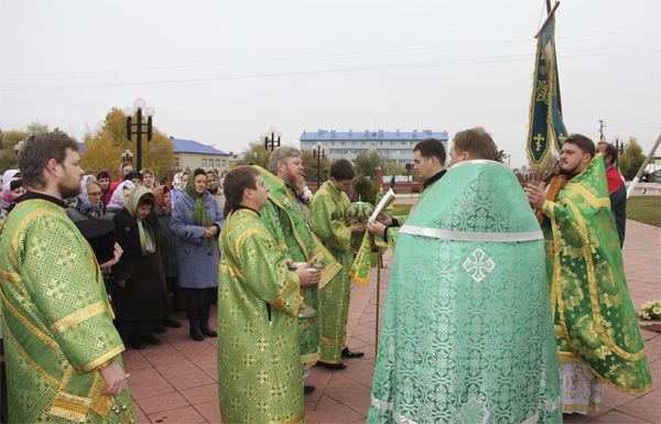 Молебен возле памятника Сергию Радонежскому