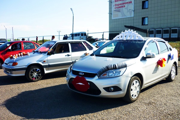 Необычное дефиле автомобилей