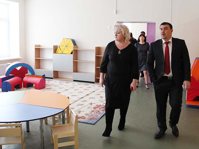 Алексей Веселов в новом детском саду поселка Суходол