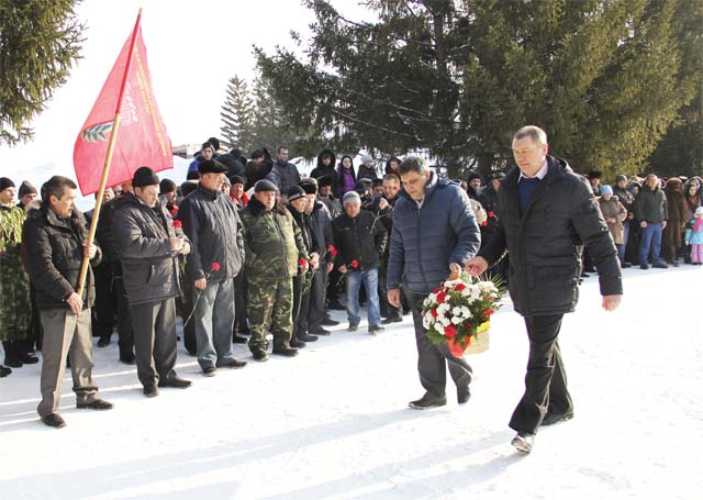 Возложение цветов к памятнику