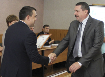 А.Веселов вручает награды за лучшее проведение Дней защиты от экологической опасности