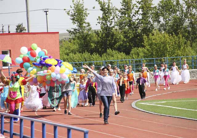 Торжественный парад участников творческих объединений