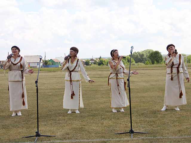 Выступление народного ансамбля "Карголей"