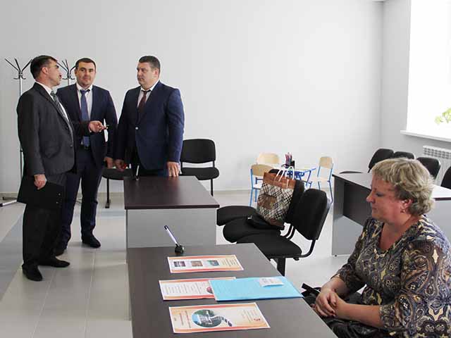 В зале ожидания