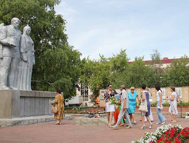 Возложение цветов к Вечному огню
