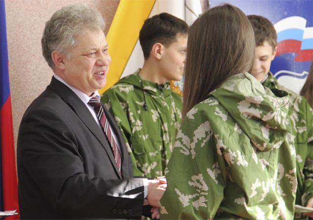 Награды вручает Ю.Анцинов