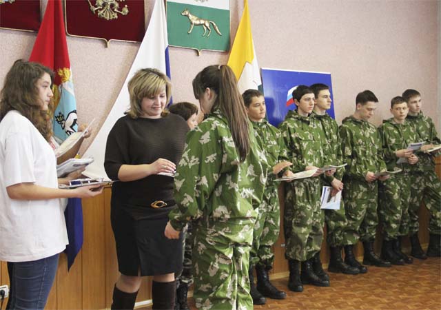 Медали вручает Ю.Силантьева