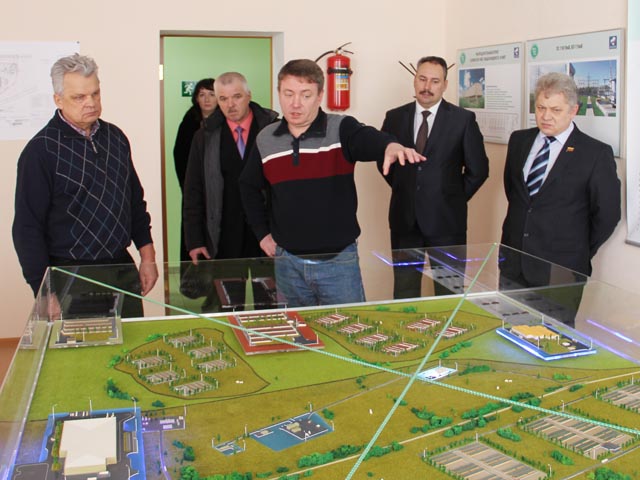 Депутат ГД у макета строящейся Сергиевской птицефабрики
