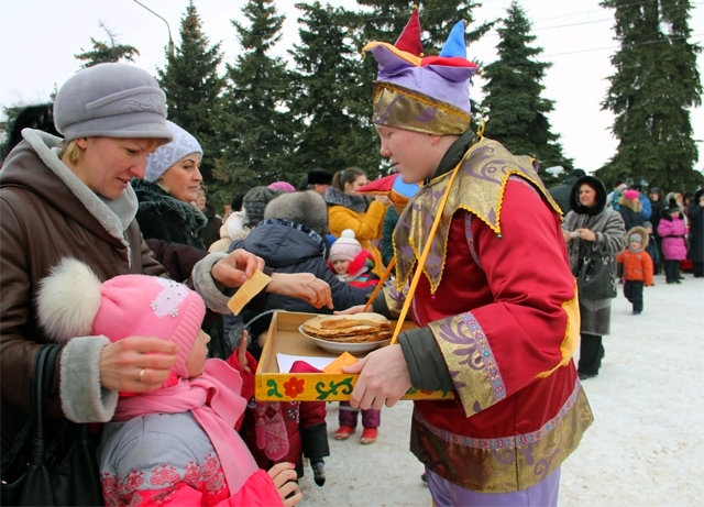 Ряженые раздают бесплатные угощения