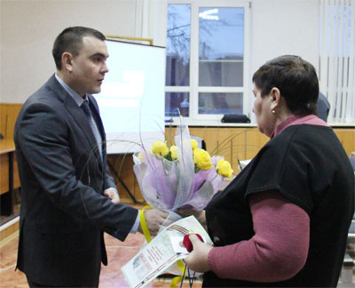 Вручение памятного знака