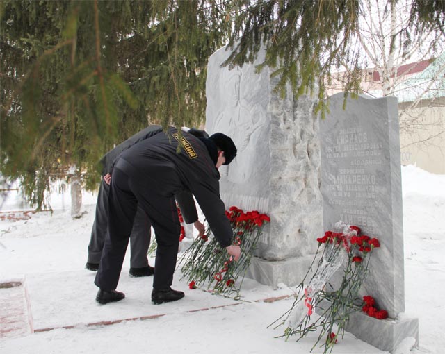 Возложение цветов к памятнику