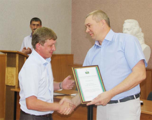 Благодарственное письмо получает начальник экспедиции "Самара" ЗАО "Удмуртнефть-Бурение" Сергей Гречишников