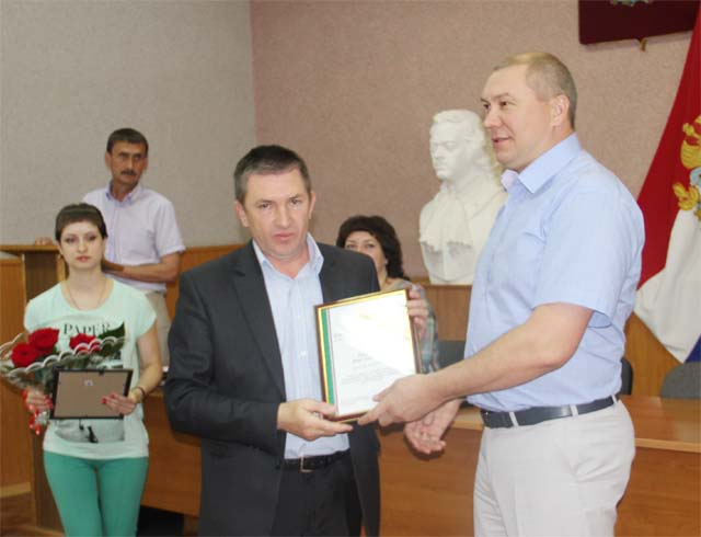 Благодарственное письмо получает директор ООО "Автотранссервис" Иван Ромаданов